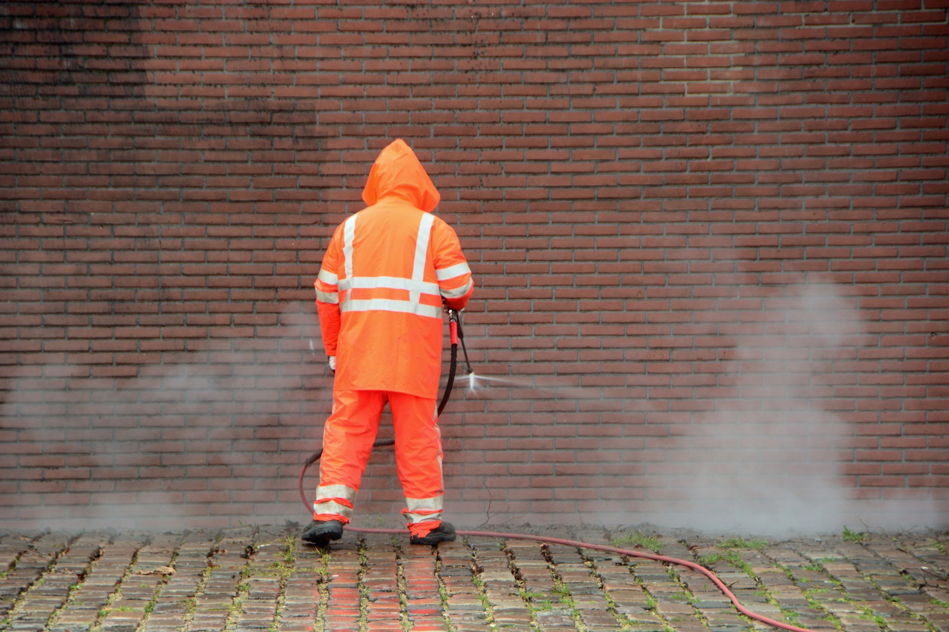 Cleaning  city ​​wall